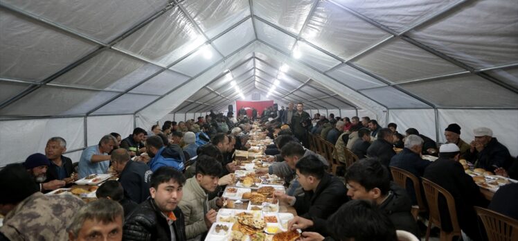 İçişleri Bakanı Soylu, Hatay'da depremzedelerle iftar yaptı: