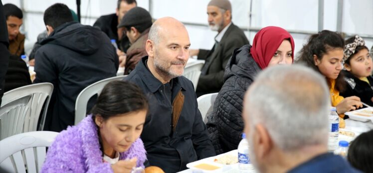 İçişleri Bakanı Süleyman Soylu Kahramanmaraş'ta depremzedelerle iftar yaptı