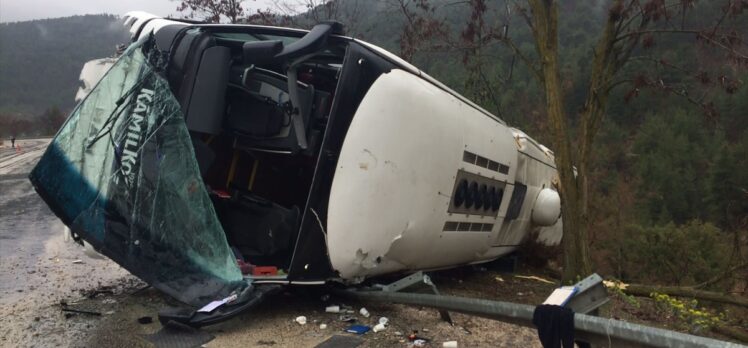 Isparta'da devrilen yolcu otobüsündeki 8 kişi yaralandı