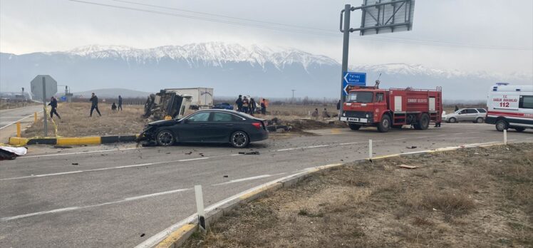 Isparta'da otomobil ile minibüsün çarpıştığı kazada 1 kişi öldü, 2 kişi yaralandı