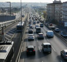 İstanbul'un bazı bölgelerinde haftanın ilk iş gününde trafik yoğunluğu yaşanıyor