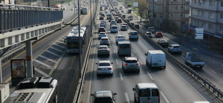 İstanbul'un bazı bölgelerinde haftanın ilk iş gününde trafik yoğunluğu yaşanıyor