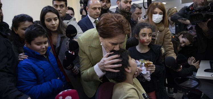 İYİ Parti Genel Başkanı Akşener, Ankara'ya gelen depremzedeleri ziyaret etti