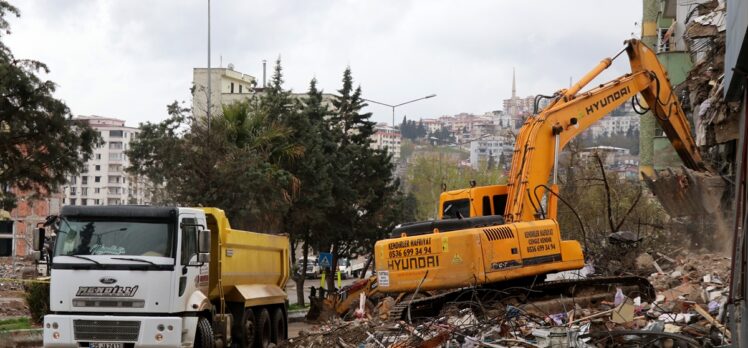 Kahramanmaraş'ta bina yıkım ve enkaz kaldırma çalışmaları sürüyor