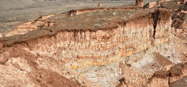 Kahramanmaraş'ta depremde oluşan devasa yarık havadan görüntülendi