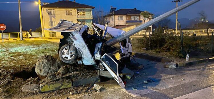 Karabük'te aydınlatma direğine çarpan otomobilin sürücüsü ağır yaralandı