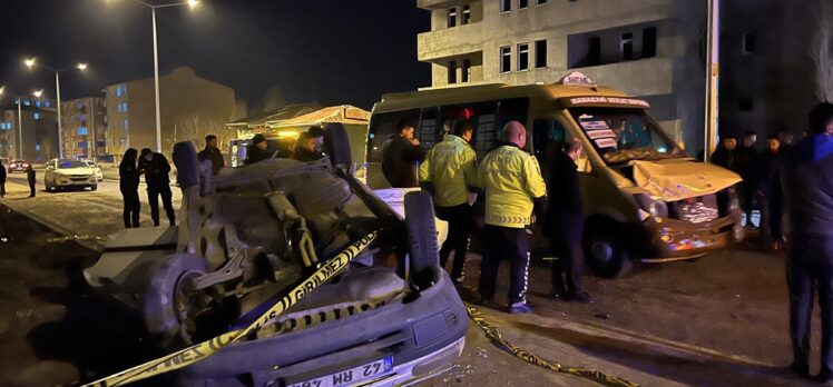 Kars'ta minibüs ile otomobilin çarpıştığı kazada 1 kişi öldü, 4 kişi yaralandı