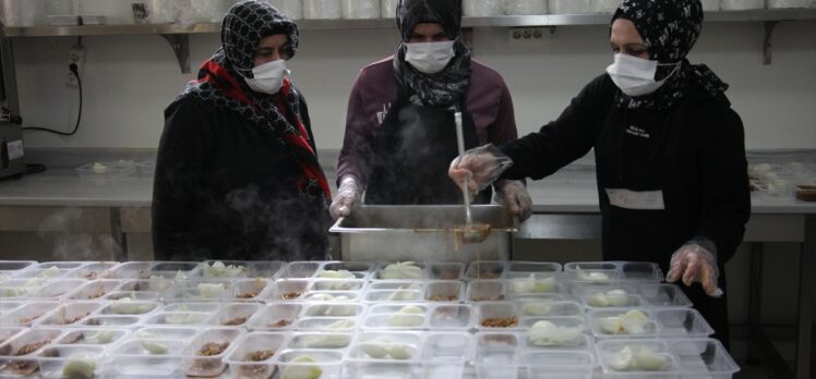 Kilis Belediyesi depremzedelere 3 öğün yemek hazırlıyor