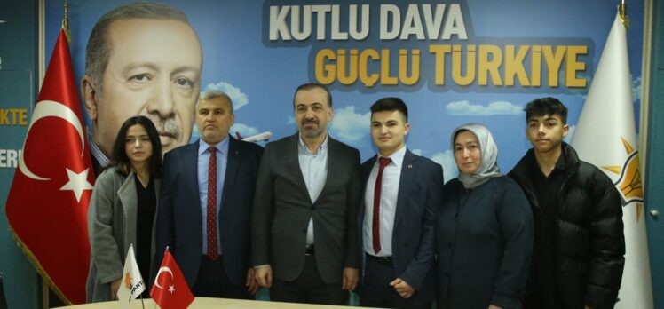 Kocaeli'de 18 yaşındaki lise öğrencisi, AK Parti'den milletvekili aday adaylığına başvurdu