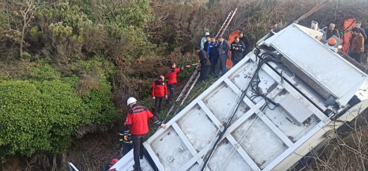 Kocaeli'de şarampole devrilen çöp kamyonundaki 3 kişi yaralandı