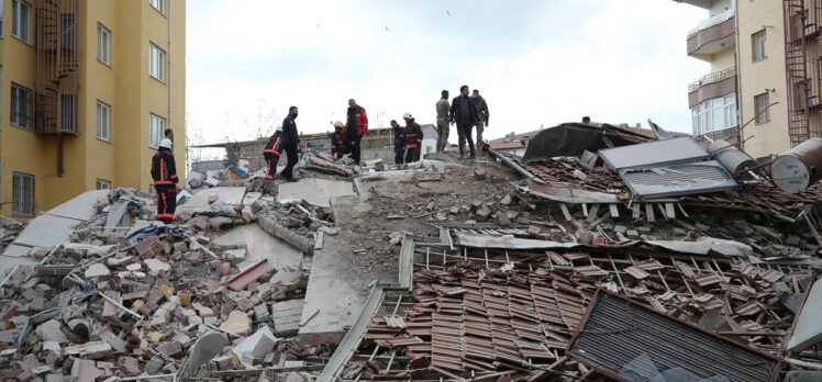 Malatya'da 5 katlı ağır hasarlı bina kendiliğinden çöktü