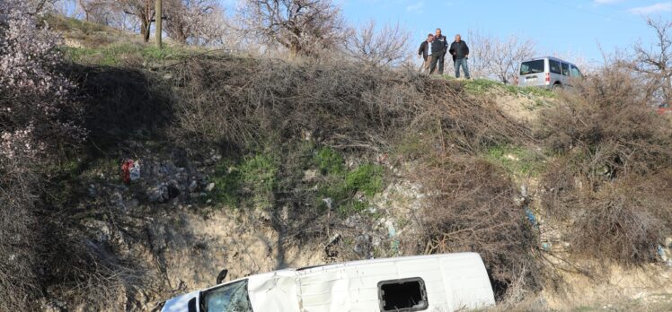 Malatya’da öğrenci servisinin devrilmesi sonucu 4’ü öğrenci 5 kişi yaralandı