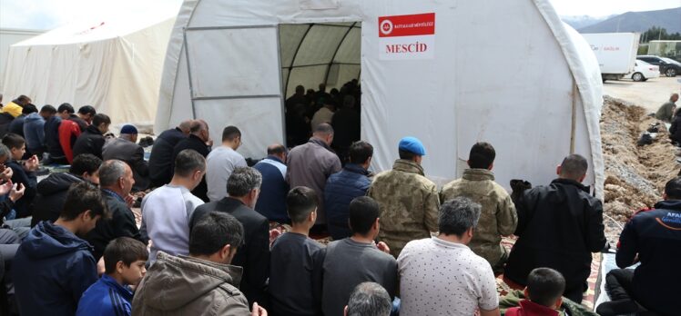 Malatya'daki konteyner kentte ramazanın ilk cuma namazı kılındı