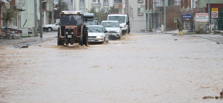 Malatya'nın Doğanşehir ilçesinde sağanak su baskınlarına neden oldu