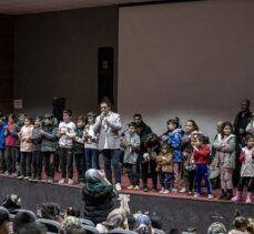 Malatya'ya gelen ünlüler, depremzedelerle buluştu