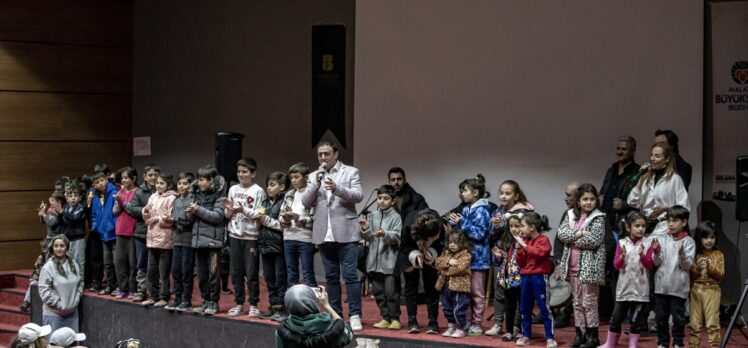 Malatya'ya gelen ünlüler, depremzedelerle buluştu