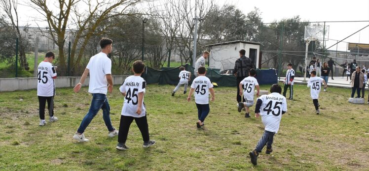 Manisa FK'nin teknik heyet ve futbolcuları, depremzede çocuklarla buluştu