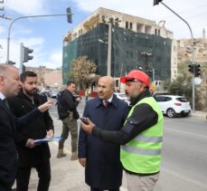 Mardin'in tarihi dokusunu bozan 5 katlı betonarme binanın yıkımına başlandı