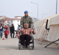 Mehmetçikten engelli depremzedeye tekerlekli sandalye