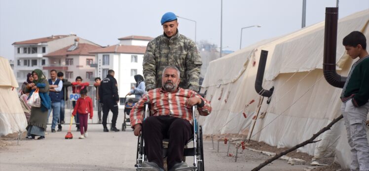 Mehmetçikten engelli depremzedeye tekerlekli sandalye