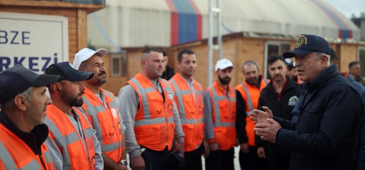 Milli Savunma Bakanı Akar, Hatay'da esnaf için kurulan prefabrik çarşıda inceleme yaptı