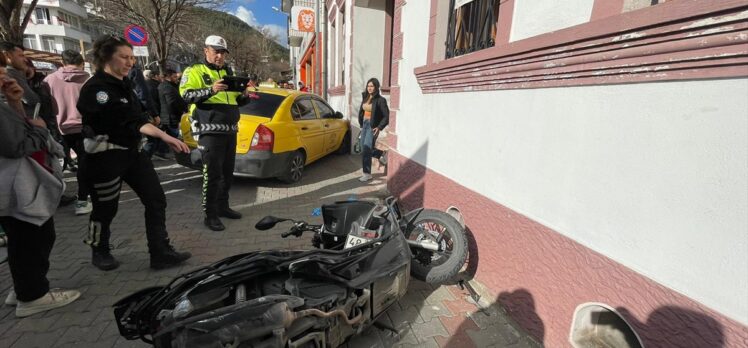 Muğla'da kalp krizi geçiren sürücü önce motosiklete ardından kan merkezi binasına çarptı