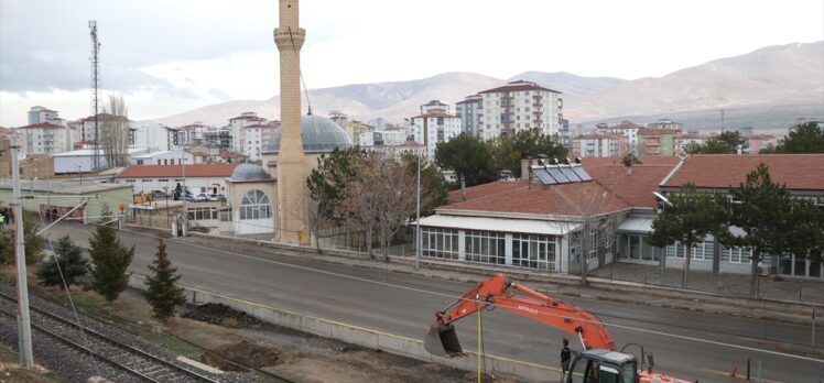 Niğde'de depremlerde ağır hasar gören minare kontrollü şekilde yıkıldı