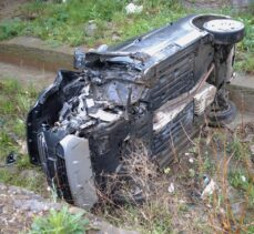 Pendik'te dereye devrilen otomobilin sürücüsü yara almadan kurtuldu