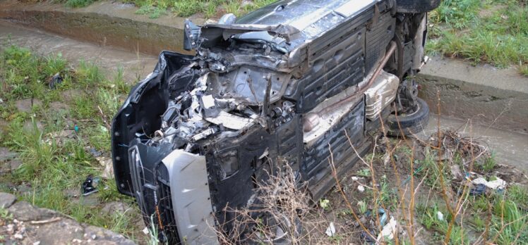 Pendik'te dereye devrilen otomobilin sürücüsü yara almadan kurtuldu