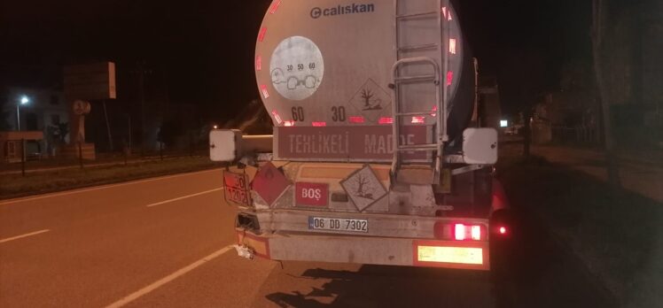 Samsun'da akaryakıt tankerine çarparak devrilen otomobildeki 2 kişi yaralandı