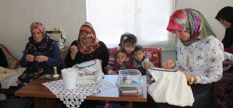 Samsun'da gönüllü kadınlar depremzedeler için mefruşat ürünleri hazırlıyor