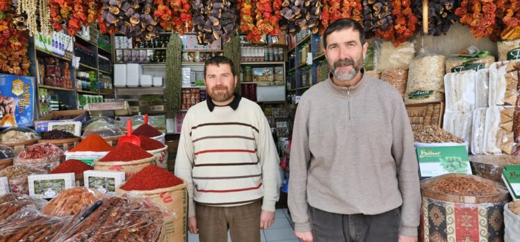 Tarihi Maraş Çarşısı esnafı depremin ardından yeniden kepenk açmaya başladı