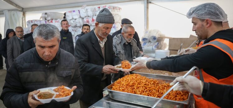 TBMM aşçıları Elbistan'daki aşevinde depremzedelere yemek hazırlıyor