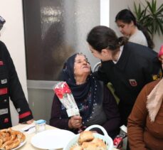 Tokat'ta jandarma personeli, depremzede kadınların Dünya Kadınlar Günü'nü kutladı