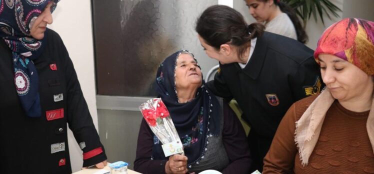 Tokat'ta jandarma personeli, depremzede kadınların Dünya Kadınlar Günü'nü kutladı