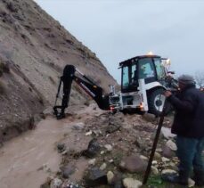 Tunceli'de sağanak nedeniyle bazı yollarda ulaşım aksadı