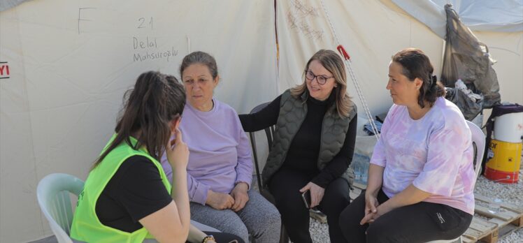 Türk Hukukçu Kadınlar Derneği Başkanı Süreyya Turan depremzede kadınları ziyaret etti