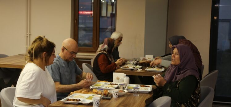 Van, Muş ve Hakkari'de misafir edilen depremzedeler evlerinden uzakta iftar yaptı