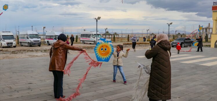 Van'da depremzede çocuklar uçurtmalarıyla gökyüzünü renklendirdi