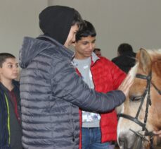 Van'da misafir edilen depremzede çocuklar at çiftliğinde eğlendi