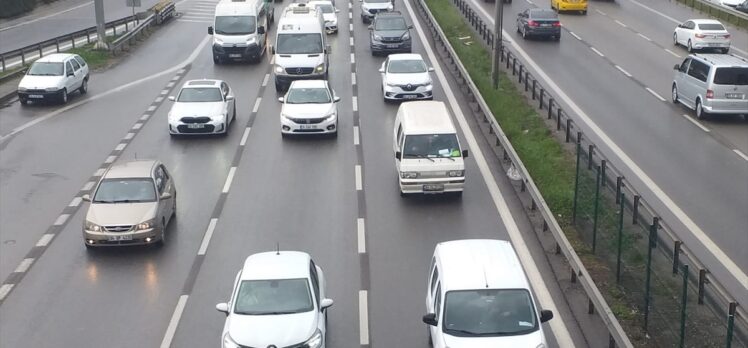 Yağış nedeniyle İstanbul'un bazı ilçelerinde trafik yoğunluğu oluştu