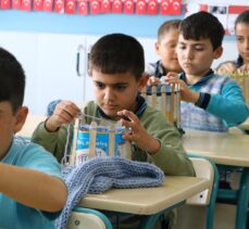 Yoğurt kovası ve dil çubukları kullanarak ördükleri atkı ve bereleri depremzede öğrencilere gönderecekler