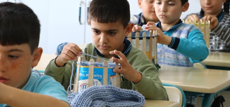 Yoğurt kovası ve dil çubukları kullanarak ördükleri atkı ve bereleri depremzede öğrencilere gönderecekler