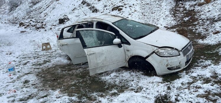 Yozgat'ta devrilen otomobildeki 5 kişi yaralandı