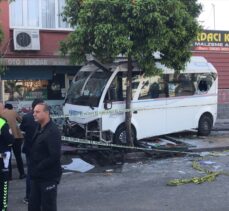 Adana'da dolmuşun durakta bekleyenlere çarpması sonucu 1 kişi öldü, 7 kişi yaralandı