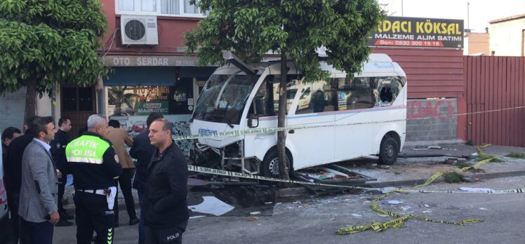 Adana'da dolmuşun durakta bekleyenlere çarpması sonucu 1 kişi öldü, 7 kişi yaralandı