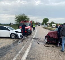 Adana'da iki otomobilin çarpıştığı kazada 1 kişi öldü, 2 kişi yaralandı