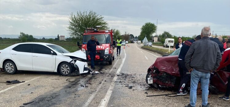 Adana'da iki otomobilin çarpıştığı kazada 1 kişi öldü, 2 kişi yaralandı