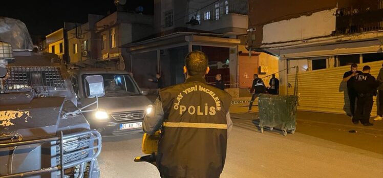 Adana'da silahlı saldırı sırasında seken kurşunla bir kişi yaralandı