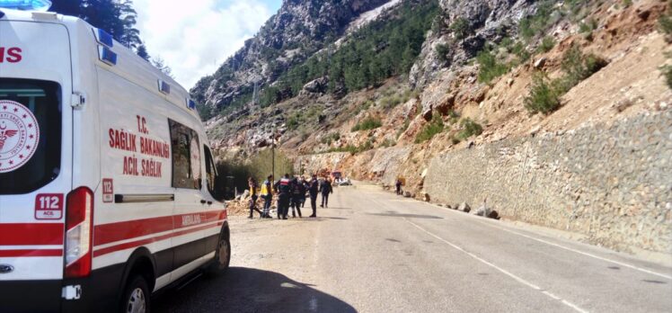 Adana'da üzerine kaya devrilen otomobildeki 4 öğretmen hayatını kaybetti